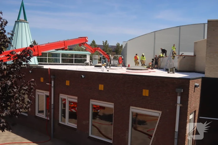 Brand op dak basisschool 't Ven bij werkzaamheden