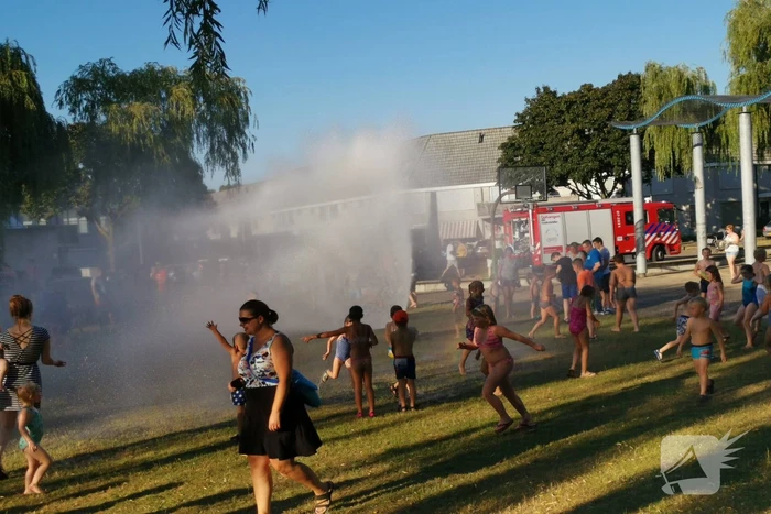 Brandweer zorgt voor verkoeling bij speelplaats Rietsigaar