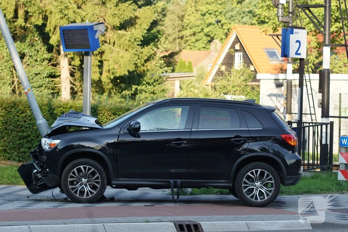 Auto rijdt frontaal tegen lantaarnpaal