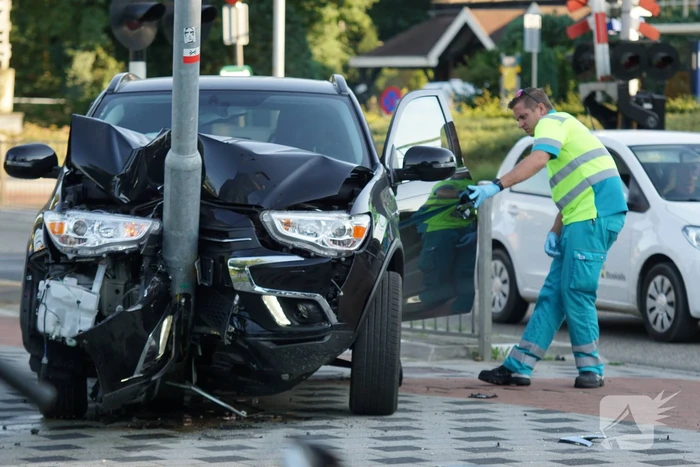 Auto rijdt frontaal tegen lantaarnpaal