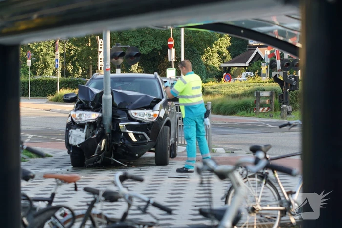 Auto rijdt frontaal tegen lantaarnpaal