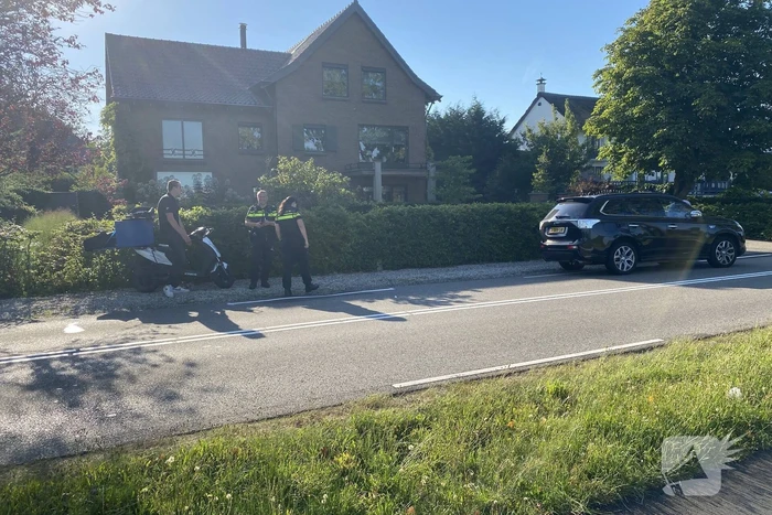 Pizza-bezorger botst op auto