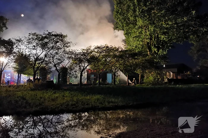 Grote brand in woning met rieten dak