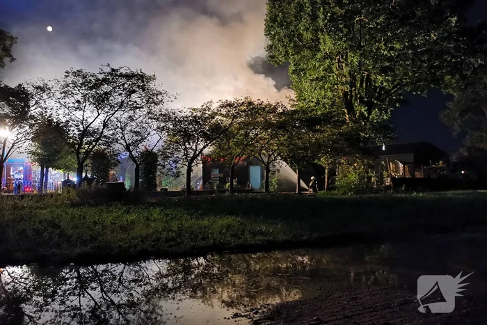 Grote brand in woning met rieten dak