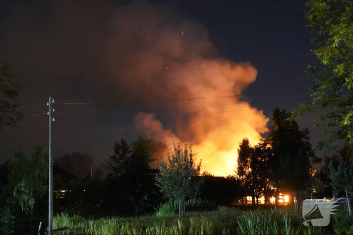 Grote schuurbrand vol met hooi