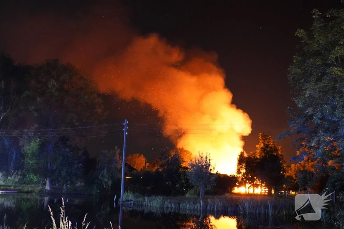 Grote schuurbrand vol met hooi
