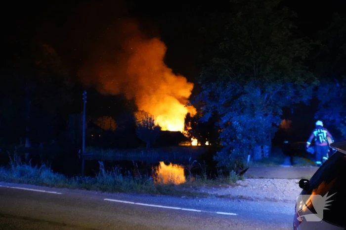 Grote schuurbrand vol met hooi