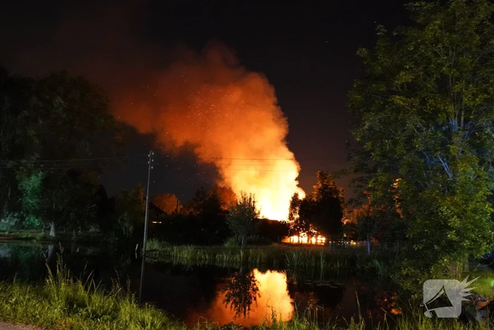 Grote schuurbrand vol met hooi