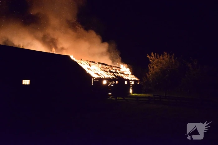 Grote schuurbrand vol met hooi