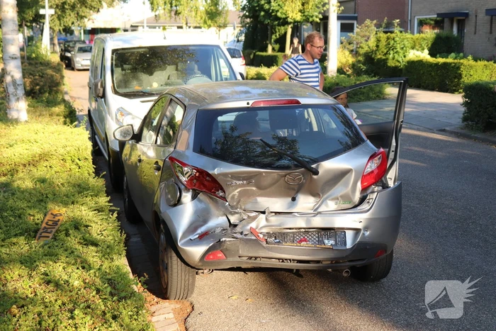 Bestuurder raakt onwel, botst op geparkeerde auto en belandt op zijn kant