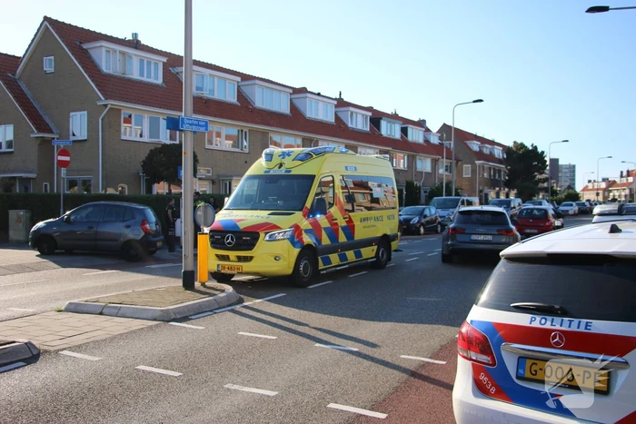 Botsing tussen afslaande auto en scooter