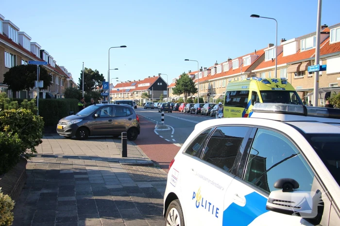 Botsing tussen afslaande auto en scooter