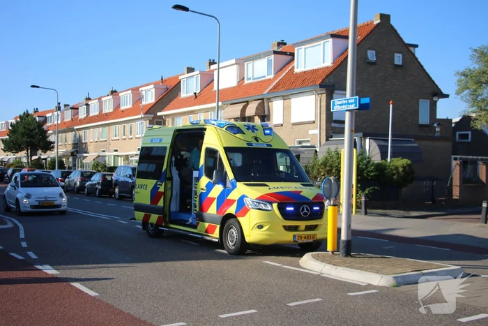 Botsing tussen afslaande auto en scooter