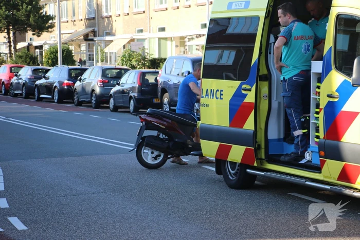 Botsing tussen afslaande auto en scooter