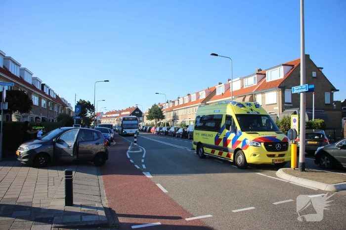 Botsing tussen afslaande auto en scooter