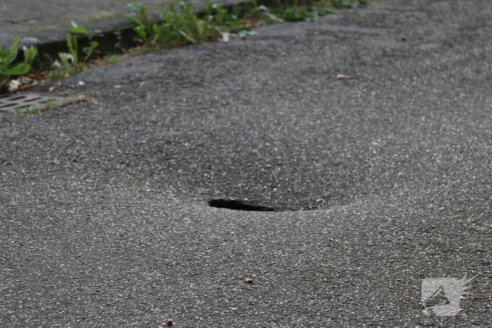 Onderzoek naar sinkhole in wegdek
