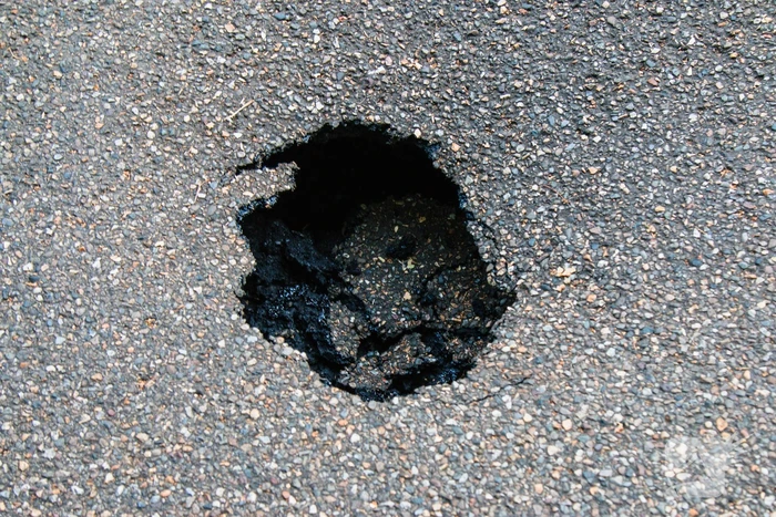 Onderzoek naar sinkhole in wegdek