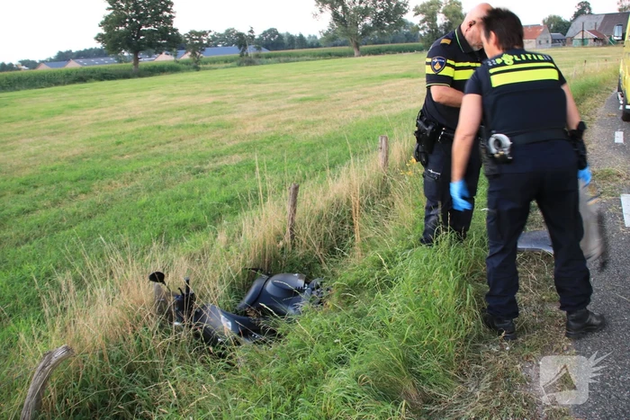 Scooter belandt in greppel