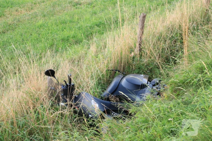 Scooter belandt in greppel