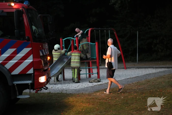 Jongen raakt bekneld in speeltoestel