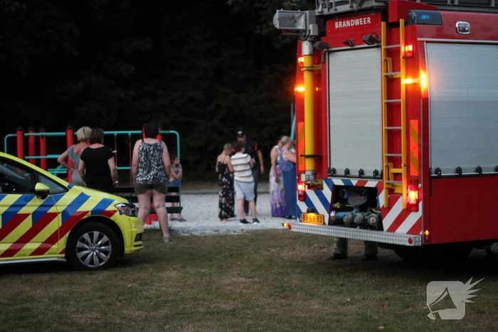 Jongen raakt bekneld in speeltoestel