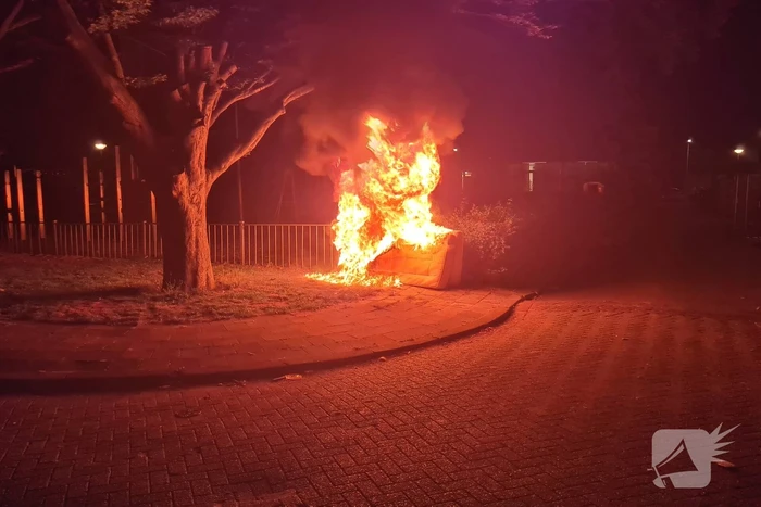 Matrassen in brand tegen hek van schoolplein