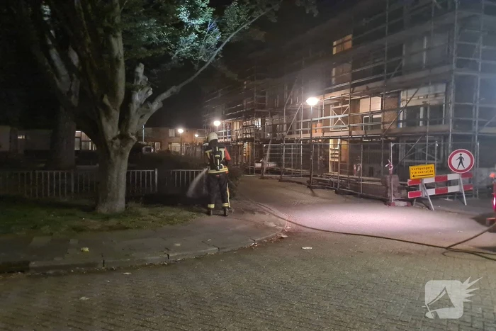 Matrassen in brand tegen hek van schoolplein
