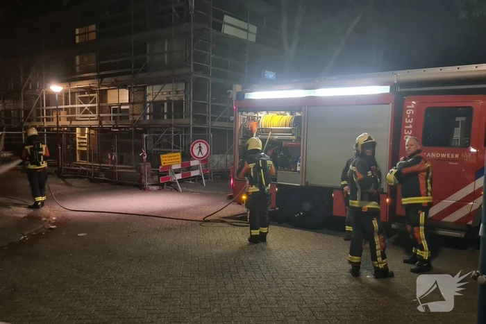 Matrassen in brand tegen hek van schoolplein