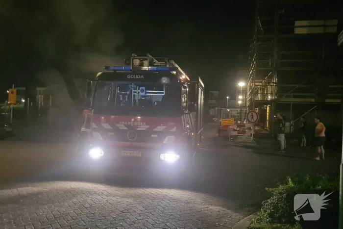 Matrassen in brand tegen hek van schoolplein