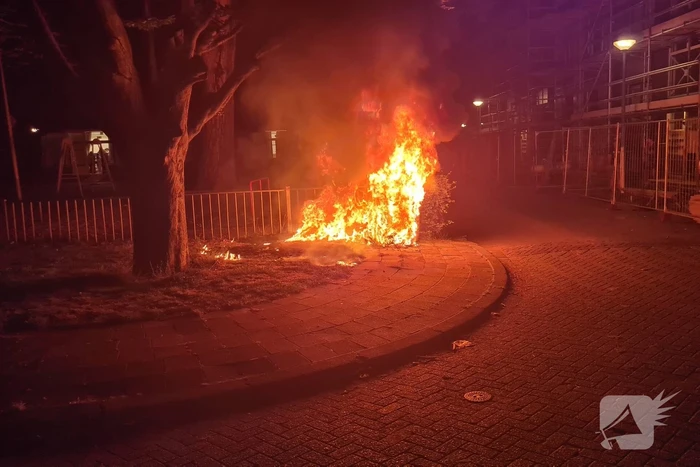 Matrassen in brand tegen hek van schoolplein