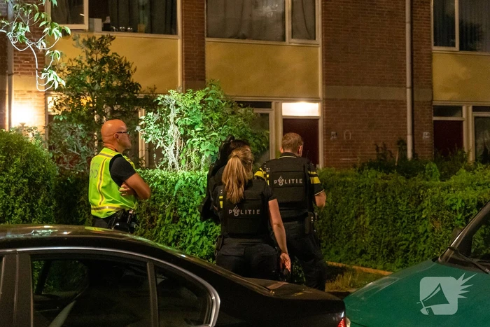 Man aangehouden na mogelijke bedreiging met vuurwapen, buurt gaat op de vuist met politie
