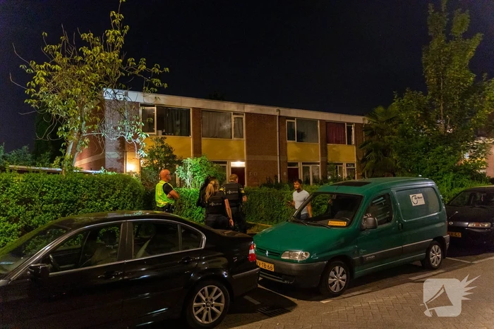 Man aangehouden na mogelijke bedreiging met vuurwapen, buurt gaat op de vuist met politie
