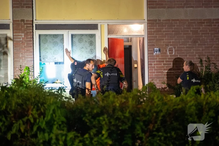 Man aangehouden na mogelijke bedreiging met vuurwapen, buurt gaat op de vuist met politie