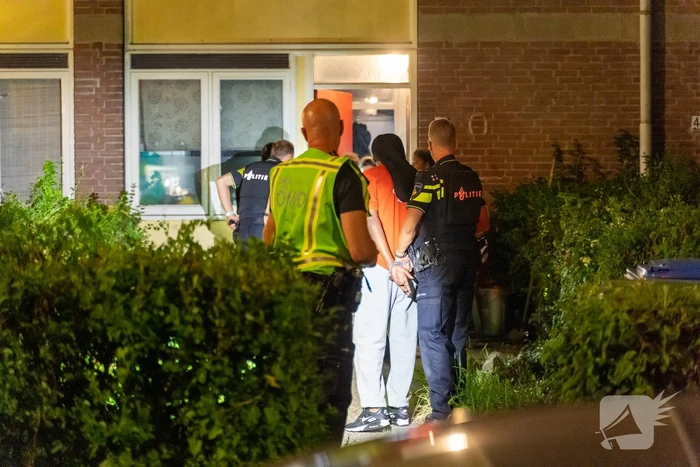 Man aangehouden na mogelijke bedreiging met vuurwapen, buurt gaat op de vuist met politie