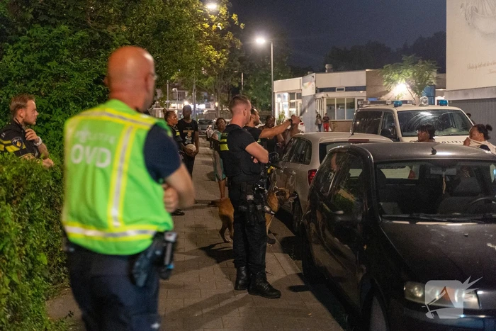 Man aangehouden na mogelijke bedreiging met vuurwapen, buurt gaat op de vuist met politie