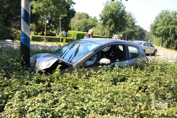 Automobilist raakt met auto van de weg botst op paal