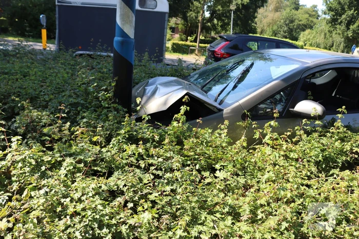 Automobilist raakt met auto van de weg botst op paal