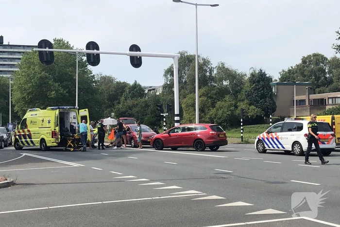 Auto botst op scootmobiel
