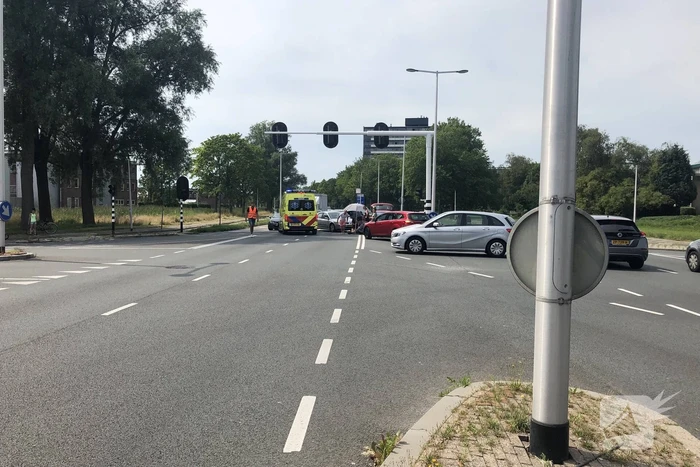 Auto botst op scootmobiel