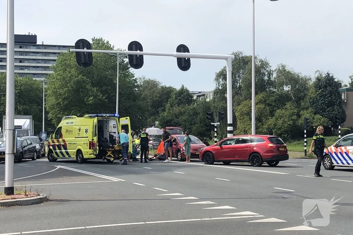 Auto botst op scootmobiel