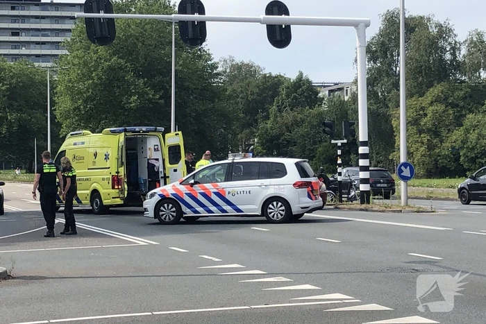 Auto botst op scootmobiel
