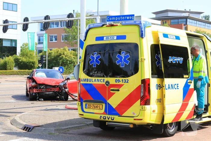 Enorme ravage na aanrijding op kruising