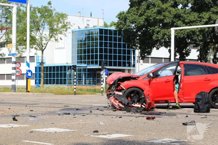 Enorme ravage na aanrijding op kruising