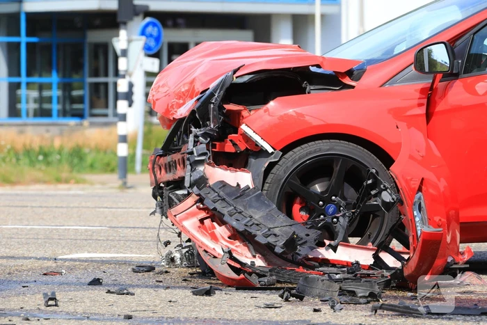 Enorme ravage na aanrijding op kruising