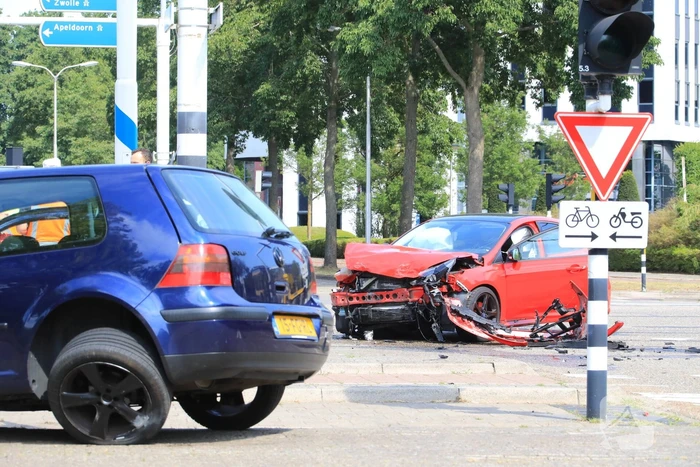 Enorme ravage na aanrijding op kruising