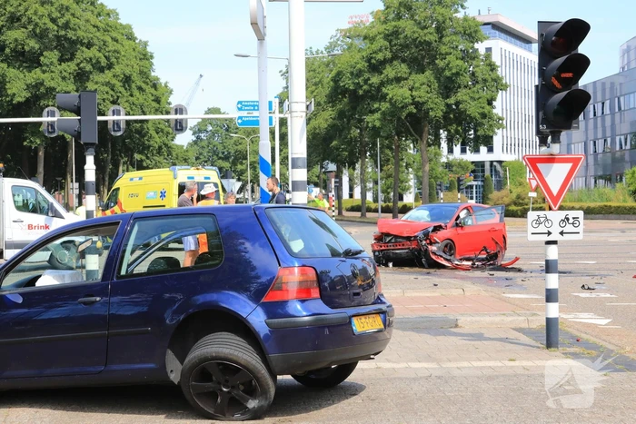 Enorme ravage na aanrijding op kruising