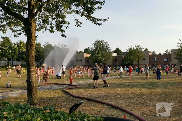 Brandweer zorgt voor waterpret in Maandereng