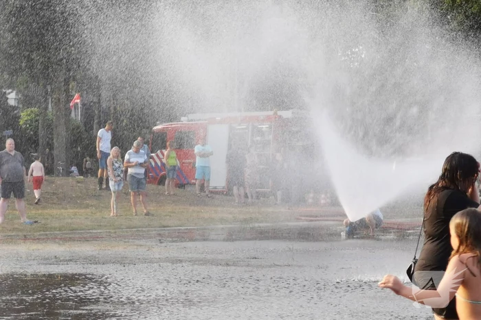 Brandweer zorgt voor waterpret in Maandereng