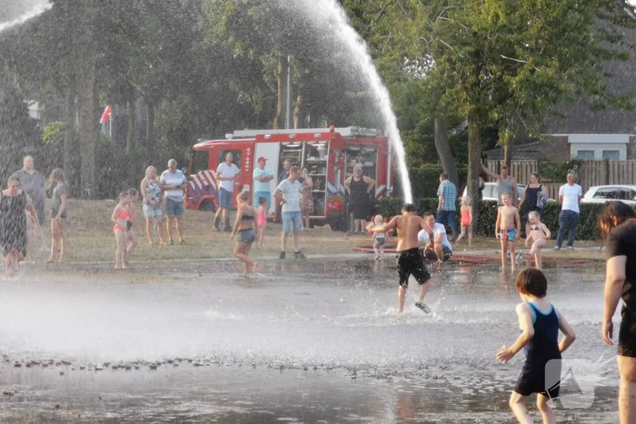 Brandweer zorgt voor waterpret in Maandereng