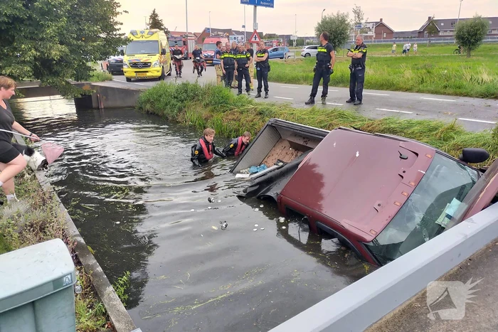 Terreinwagen belandt in sloot